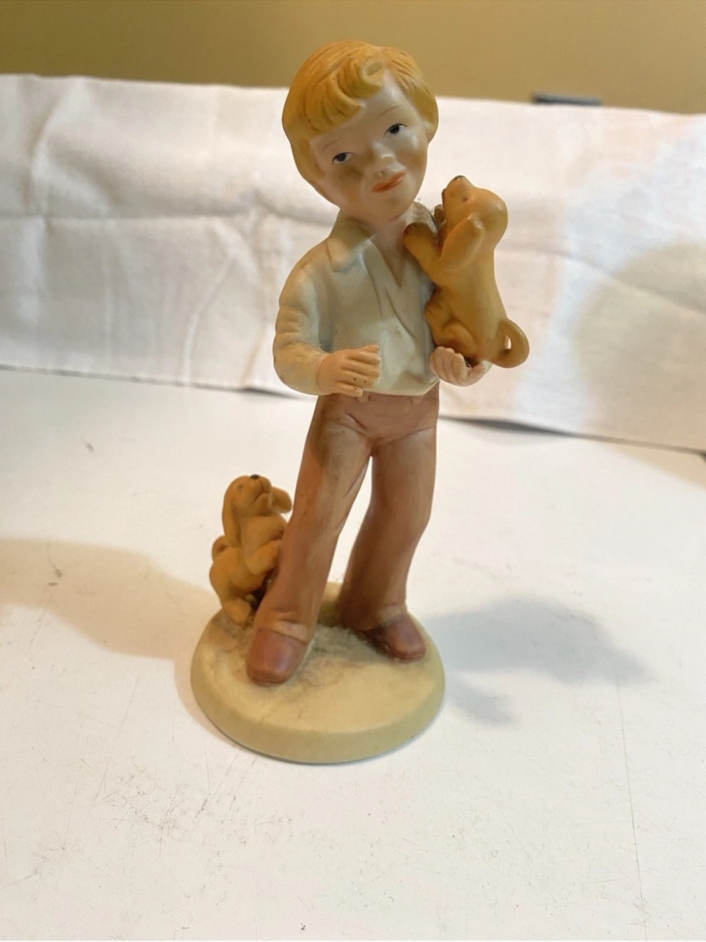 Avon 'Best Friends' Porcelain Figurine Base in Cream